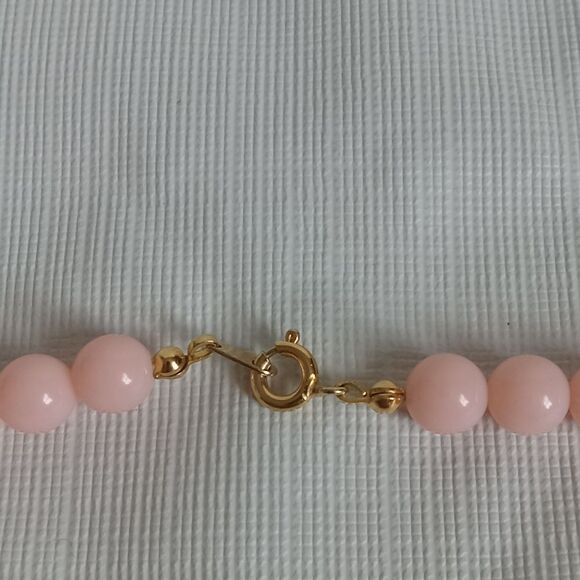 Vintage Trifari Crown Signed Pink & White Beaded Lightweight Fashion Necklace - Picture 8 of 9